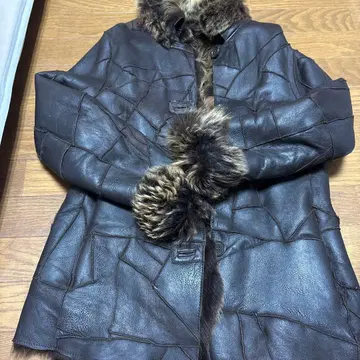 다크 브라운 무스탕 코트 퍼 포함