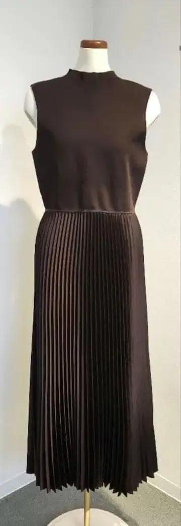 슬리브리스 무릎 기장 원피스 다크 브라운