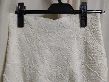 리랜드트루 엠보싱 가공 플레어 롱 스커트 새상품