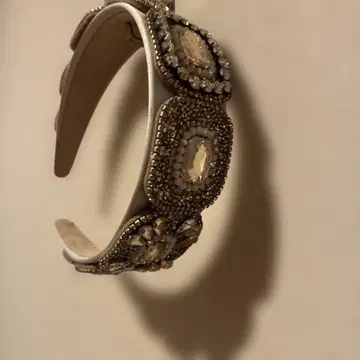 비쥬 장식 베이지 헤어밴드