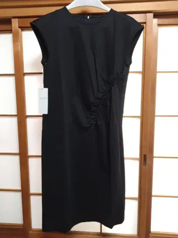 chousannette 슬리브리스 무릎 기장 원피스 블랙