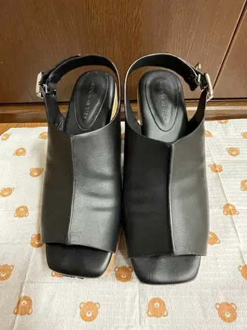 AZUL 블랙 오픈토 샌들