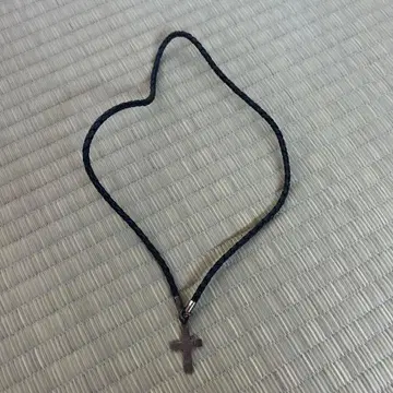 뜨개질 가죽 십자가 목걸이 새상품급
