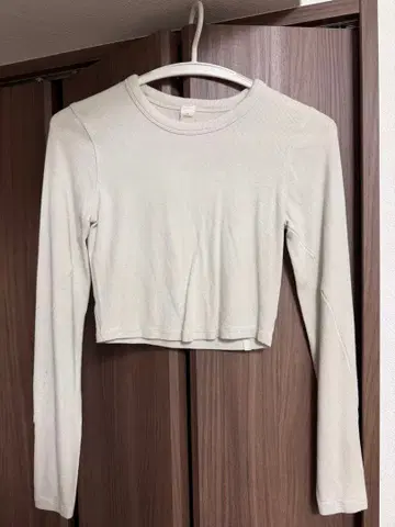 룰루레몬 크림색 크롭 긴팔 상의 사이즈 4