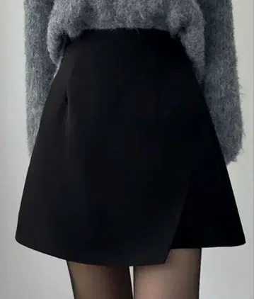 이너 팬츠가 달린 랩 스타일 미니스커트