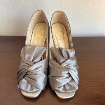 실버 새틴 꼬임 디자인 펌프스 22.5cm b-tytto