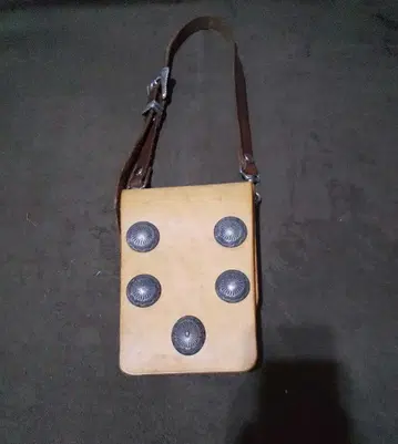 소 새들 레더 메디슨 백 숄더백 원오프 상품 실버 콘초 부착