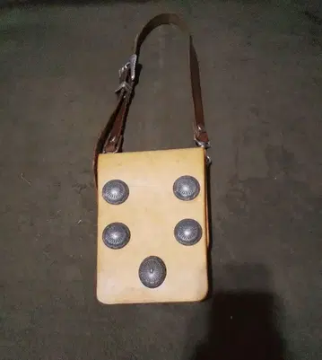 소 새들 레더 메디슨 백 숄더백 원오프 상품 실버 콘초 부착