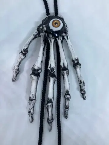 인형 눈이 달린 손뼈 루프 타이/목걸이 (눈 색깔: 감귤색)