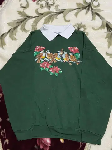 새와 포인세티아 자수 그린 컬러 맨투맨