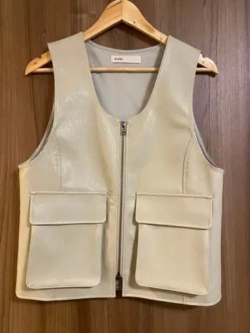크림색 합성 피혁 베스트
