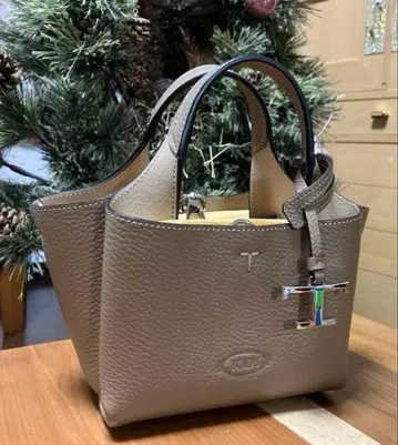 토츠 베이지 가죽 토트백