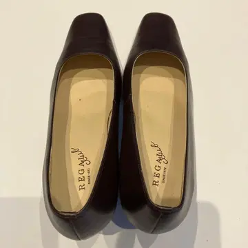 다크 브라운 가죽 펌프스 중간 굽