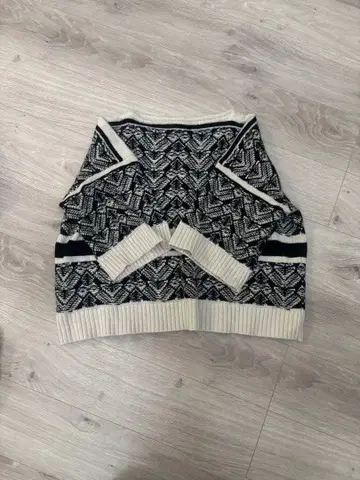 BEARFOOTLY 기하학 패턴 긴팔 니트