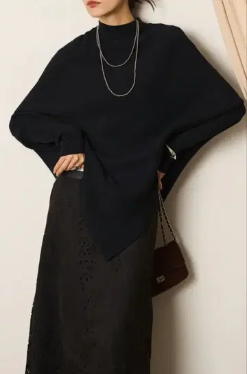 밑단 비대칭 디자인 니트탑 블랙