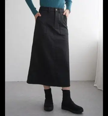 [택 포함 새상품] ikka 본딩 베이커 스커트 블랙 S