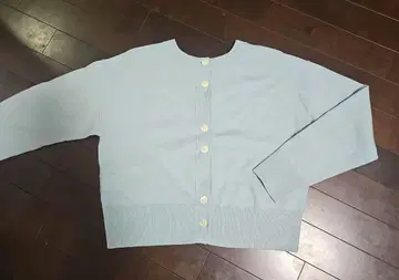 투모로우랜드 맥피 라이트 블루 버튼 부착 니트 가디건