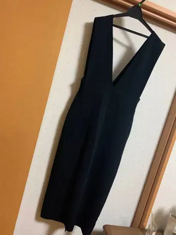 블랙 V넥 니트 드레스 GU