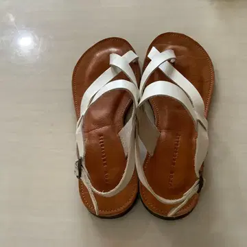 화이트 가죽 크로스 스트랩 샌들