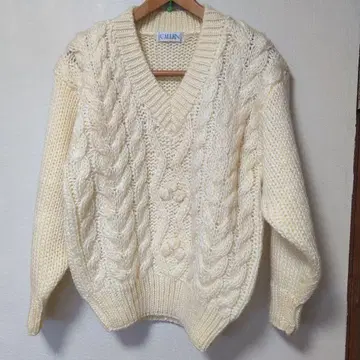 크림색 케이블 니트 V넥 스웨터