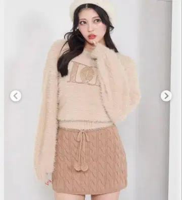 다리치 퀼트 로고 샤기 니트탑 베이지