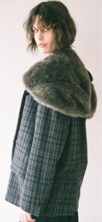 퍼 포함 그레이 계열 체크 자켓