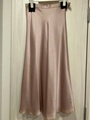 LOBBY 핑크 새틴 플레어 스커트