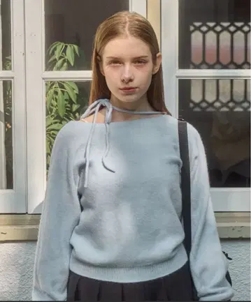 라이트 블루 오프숄더 니트 스웨터