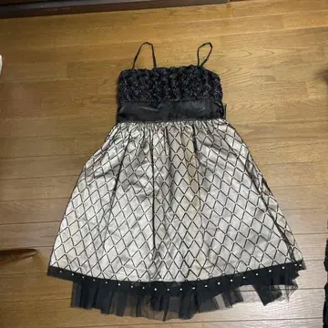 블랙과 금색의 A라인 드레스