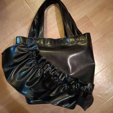 프릴 달린 블랙 토트백.