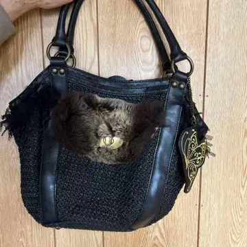 ANNA SUI 퍼와 니트 소재의 핸드백