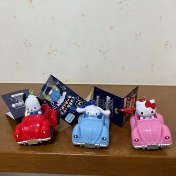 산리오 자동차 모양 키홀더 포차코 시나몬 롤 헬로키티 각 1개