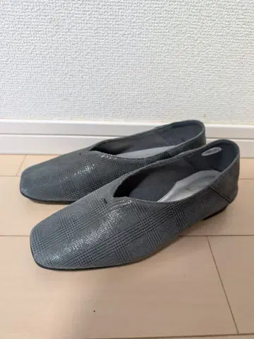 우사기야 그레이 메쉬 스퀘어토 펌프스