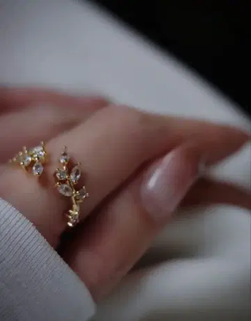 새상품 anmut A2412024 골드 크리스탈 잎 모티브 반지