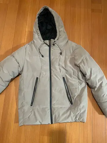 베이지 다운 자켓 후드 부착