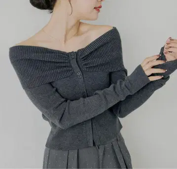 Chico 프론트 버튼 오프숄더 니트 차콜 그레이