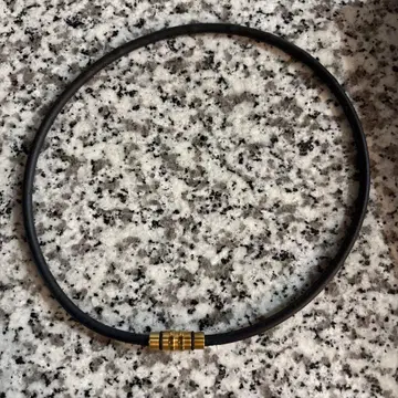 블랙 러버 목걸이 골드 악센트