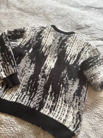 블랙 화이트 추상 니트 스웨터