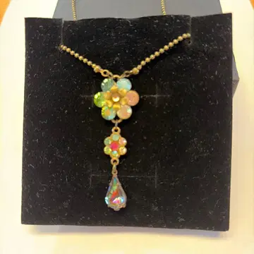 미하일 그린의 꽃과 눈물형 크리스탈 목걸이