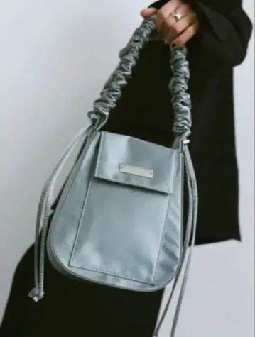 un/ neu 숄더백 라이트 그레이 새틴 숄더백