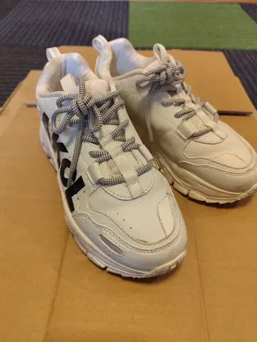 AKCL 화이트 스니커즈 로고