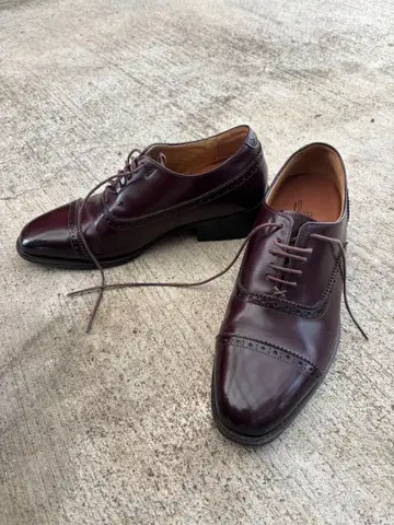 버건디 윙 칩 옥스퍼드 신발