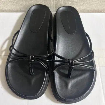 블랙 플랫 샌들 스트랩 포함 moment