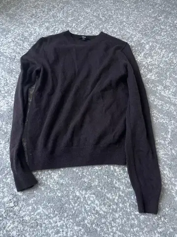 UNIQLO 다크 브라운 캐시미어 긴팔 스웨터 S 사이즈