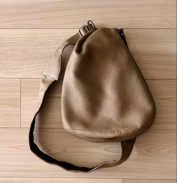 백범 가마쿠라 베이지 가죽 숄더백