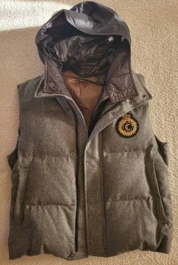 COMME CA MEN 다운 베스트 후드 부착 엠블럼