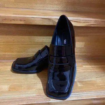 ZARA 광택 있는 로퍼 37