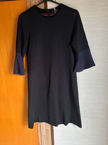 폴스미스 플레어 소매 블랙 무릎 기장 원피스