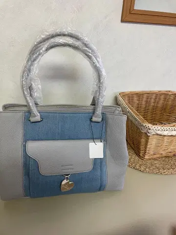 그레이와 데님 핸드백