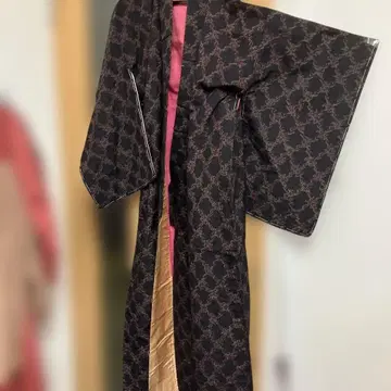 코몬 기모노 블랙과 빨간색 무늬